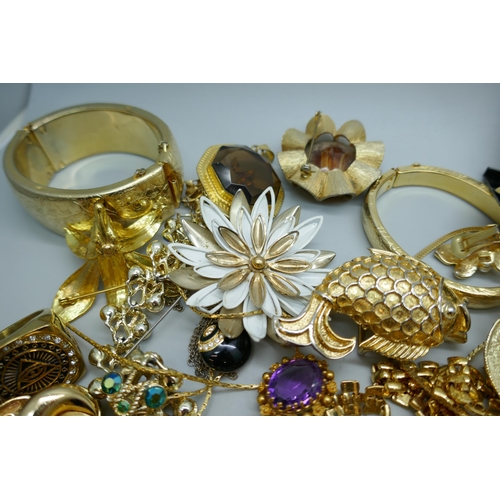 7167 - A collection of gold tone costume jewellery