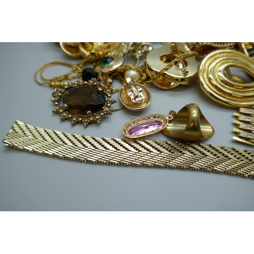 7167 - A collection of gold tone costume jewellery