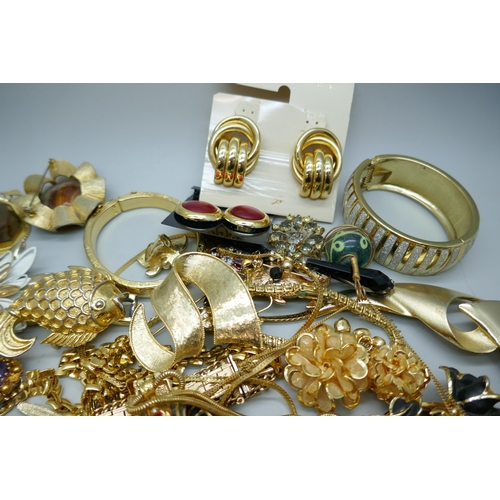 7167 - A collection of gold tone costume jewellery