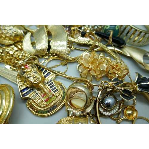 7167 - A collection of gold tone costume jewellery