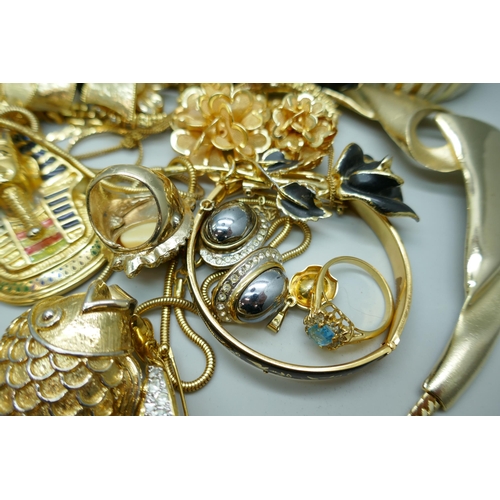 7167 - A collection of gold tone costume jewellery