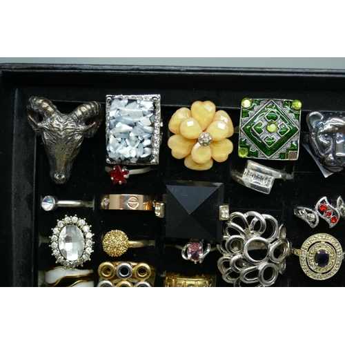 7171 - A collection of costume rings