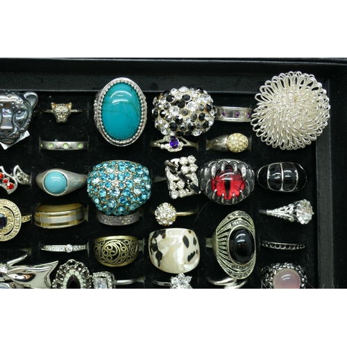 7171 - A collection of costume rings