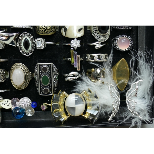 7171 - A collection of costume rings