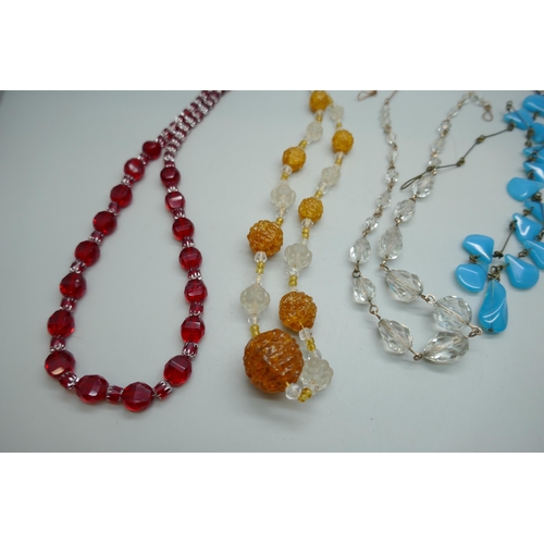 7173 - A collection of vintage necklaces