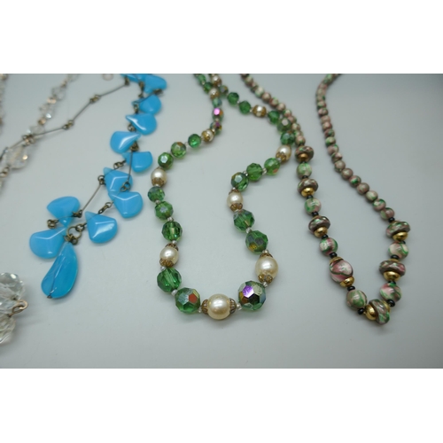 7173 - A collection of vintage necklaces