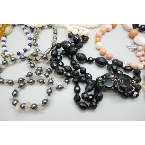 7175 - Seven assorted vintage necklaces