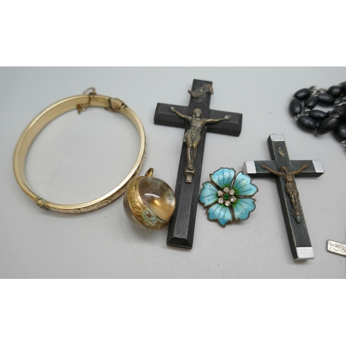 7178 - A 9ct gold and metal core bangle, rosary beads, a globular photograph pendant, an enamelled brooch e... 