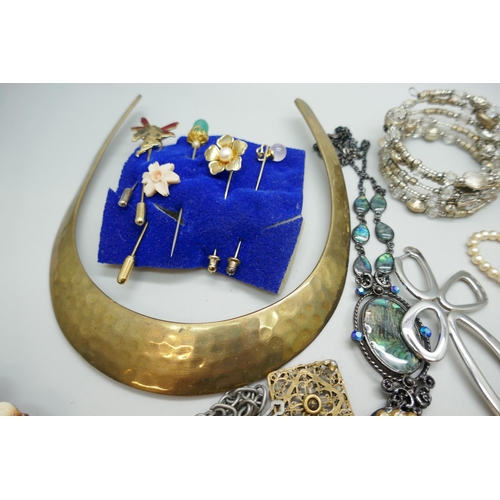 7179 - A collection of costume jewellery including a silver gilt ring and other vintage costume jewellery