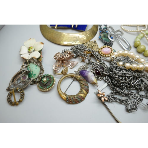 7179 - A collection of costume jewellery including a silver gilt ring and other vintage costume jewellery