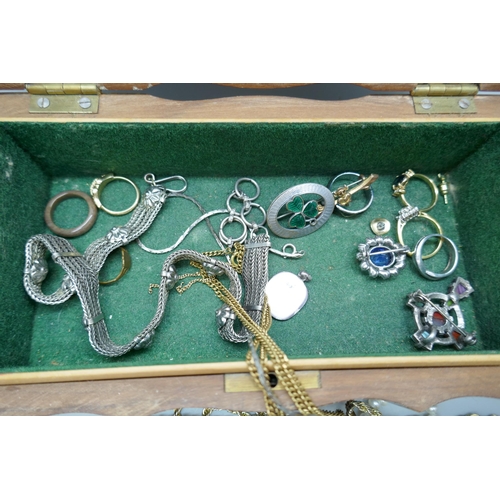 7182 - A collection of costume jewellery in a stinkwood casket, including a string of cultured pearls with ... 