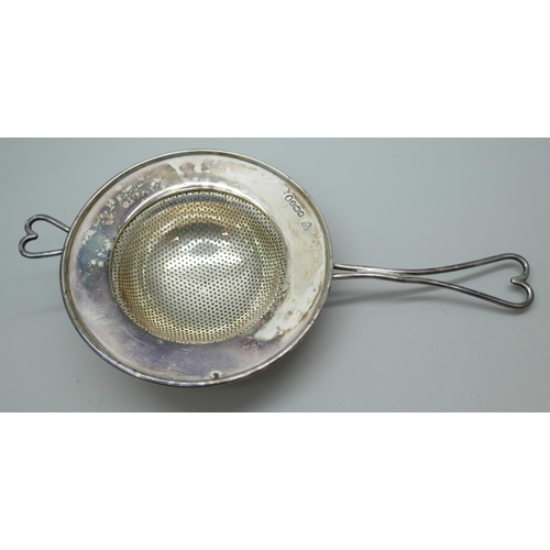 7246 - A silver tea strainer, Sheffield 1934, 40g