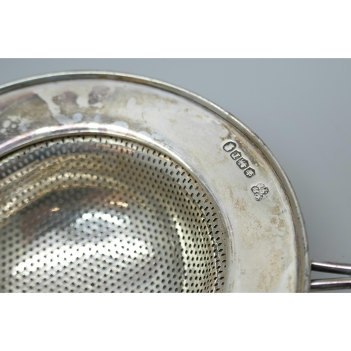 7246 - A silver tea strainer, Sheffield 1934, 40g