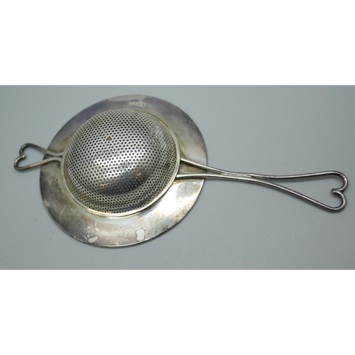 7246 - A silver tea strainer, Sheffield 1934, 40g