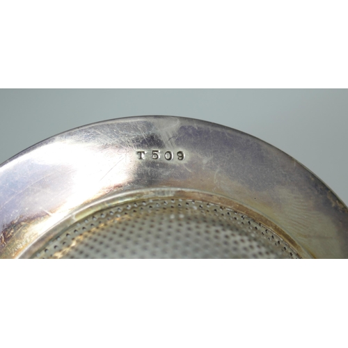 7246 - A silver tea strainer, Sheffield 1934, 40g