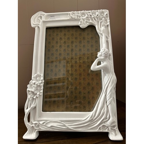 3055 - A white decorative picture frame