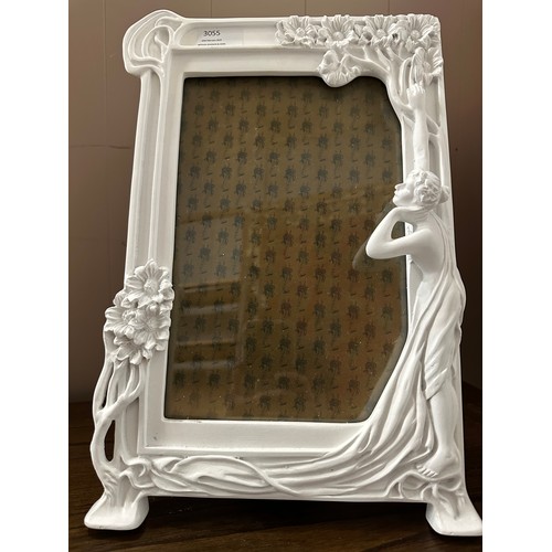 3055 - A white decorative picture frame