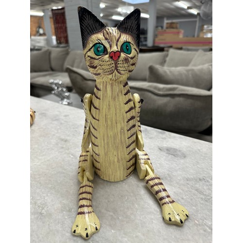 3066A - A small wooden sitting cat decoration