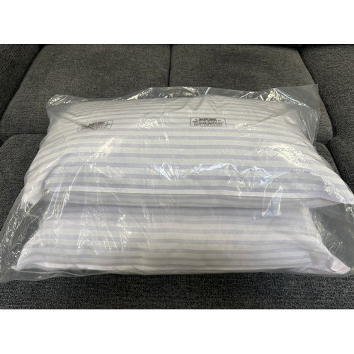 3184 - A pair of neck and spine support pillows