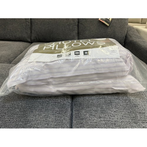 3192 - A pair of 'BHS' hotel pillows