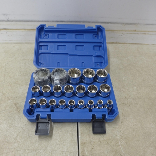 5008 - A cased 21 piece socket set, ½