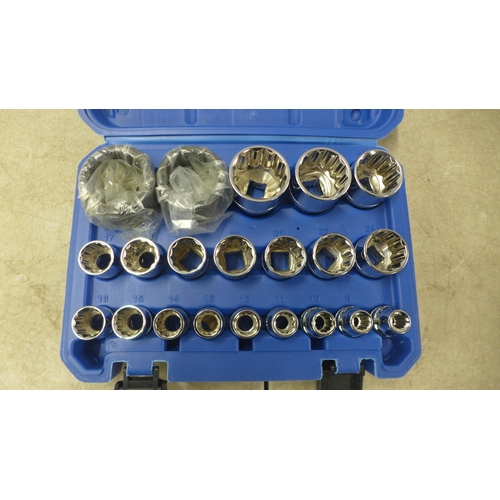 5008 - A cased 21 piece socket set, ½