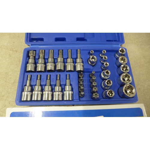 5017 - A cased 34 piece male/female Torx socket set