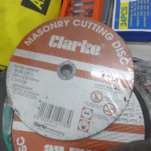 5018 - A large quantity of assorted metal, masonry and plasma cutting disks - mostly Clarke