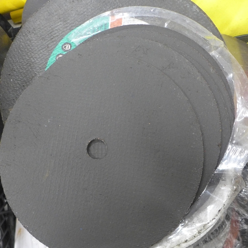 5018 - A large quantity of assorted metal, masonry and plasma cutting disks - mostly Clarke