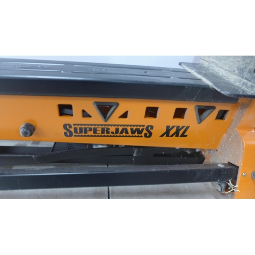 5021 - A Triton Superjaws XXL portable clamping system