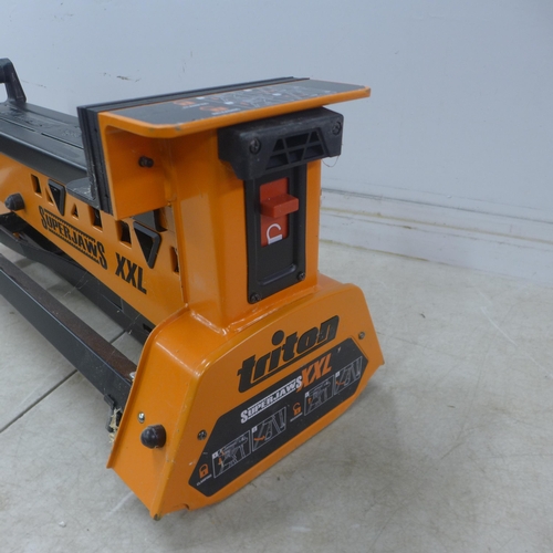 5021 - A Triton Superjaws XXL portable clamping system