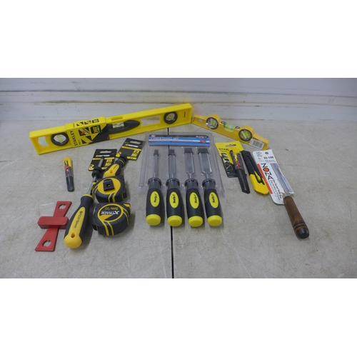 5027 - A selection of assorted handtools including spirit level, 2 tape measures, chisels, safety knife, et... 