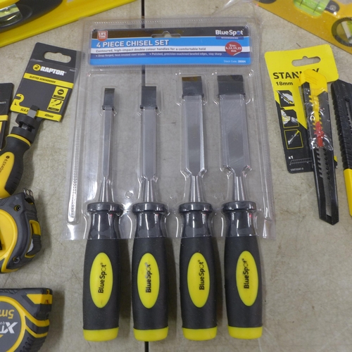 5027 - A selection of assorted handtools including spirit level, 2 tape measures, chisels, safety knife, et... 