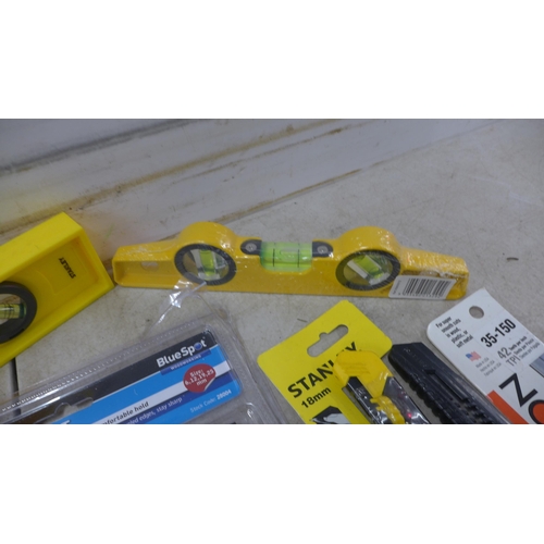 5027 - A selection of assorted handtools including spirit level, 2 tape measures, chisels, safety knife, et... 