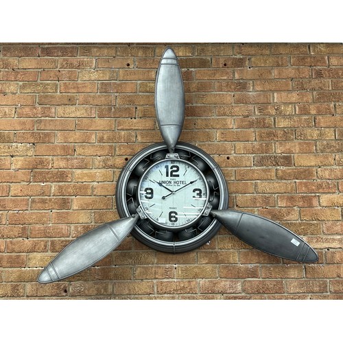 3176 - A propeller wall clock