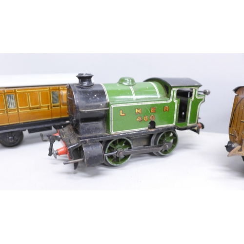 2028 - A Hornby 0 gauge type 101 clockwork locomotive and two coaches