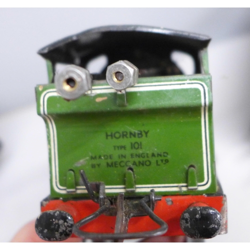 2028 - A Hornby 0 gauge type 101 clockwork locomotive and two coaches