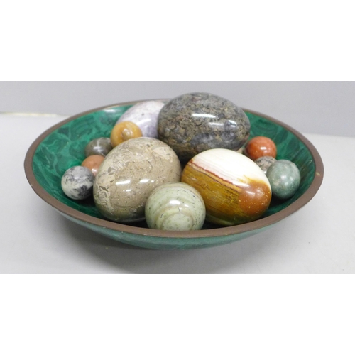 2029 - A collection of egg shaped mineral samples in a malachite bowl