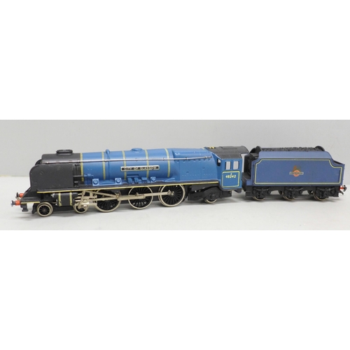 2036 - A Wrenn City of Glasgow 00 gauge model railway locomotive and tender