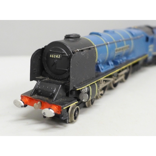 2036 - A Wrenn City of Glasgow 00 gauge model railway locomotive and tender