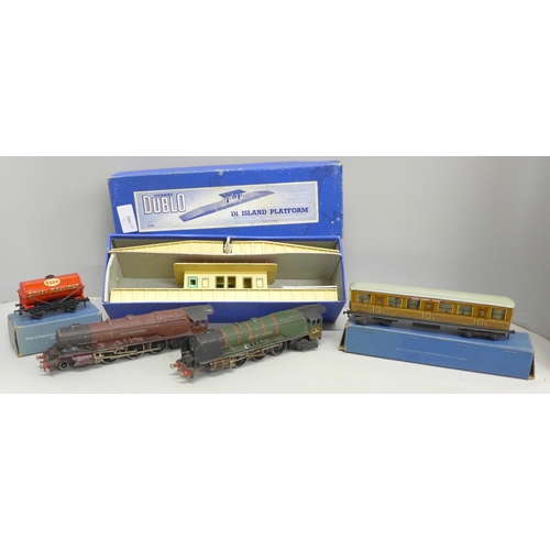 2039 - Two Hornby model railway locomotives, a boxed Hornby Dublo D1 island platform, D1 Royal Daylight oil... 