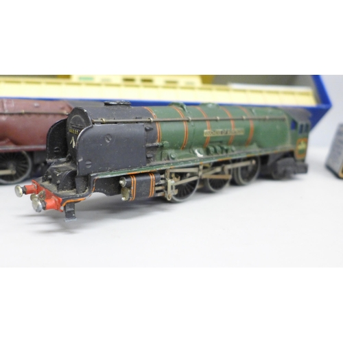 2039 - Two Hornby model railway locomotives, a boxed Hornby Dublo D1 island platform, D1 Royal Daylight oil... 