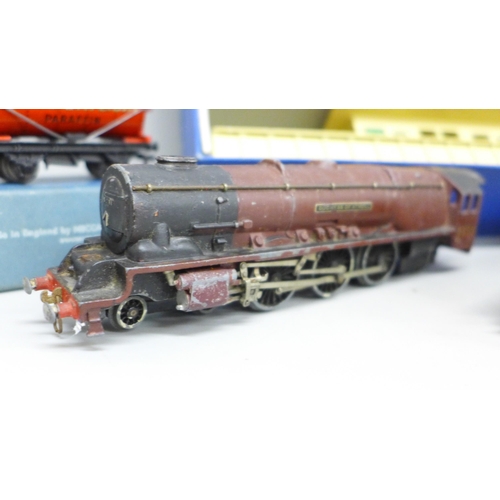 2039 - Two Hornby model railway locomotives, a boxed Hornby Dublo D1 island platform, D1 Royal Daylight oil... 