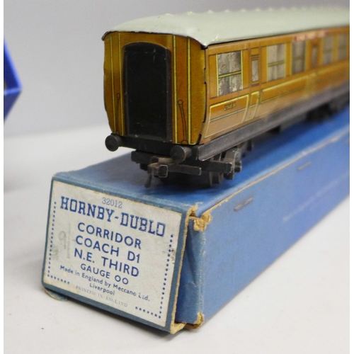 2039 - Two Hornby model railway locomotives, a boxed Hornby Dublo D1 island platform, D1 Royal Daylight oil... 