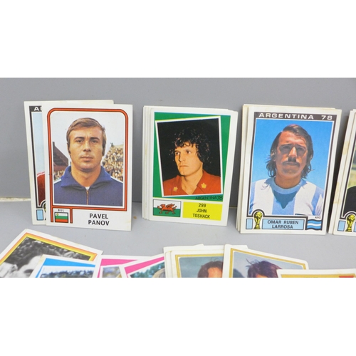 2043 - A collection of football collectors cards, Figurine Panini Argentina 78 x47, Football 78 x10, Euro F... 