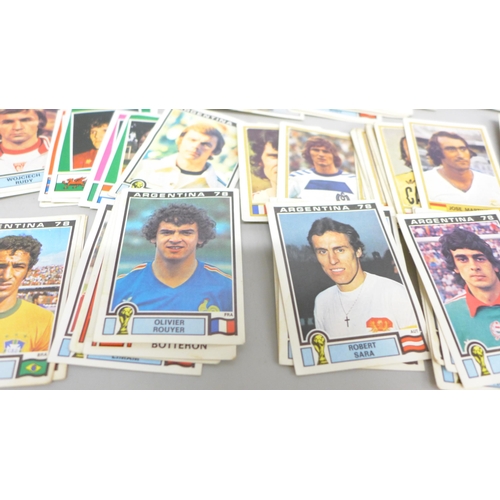 2043 - A collection of football collectors cards, Figurine Panini Argentina 78 x47, Football 78 x10, Euro F... 