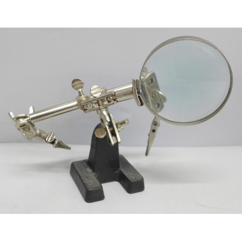 2044 - A jewellers magnifying glass and clamps on a stand