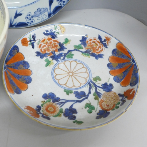 2081 - A Chinese Imari porcelain dish, decorated with a central roundel with chrysanthemum flower head, wit... 