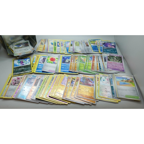 2191 - A collectors Pokémon tin with over 160 holographic cards