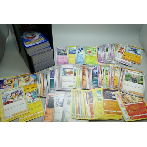 2209 - A collection of 600 Pokémon cards in collectors box with some holographic